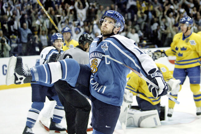 Saku Koivu voitti urallaan neljä olympiamitalia, mutta silti helposti Koivu ja olympialaiset tuovat monelle ensimmäisenä mieleen Torinossa olympiafinaalin ratkaisuhetkillä katkenneen mailan.