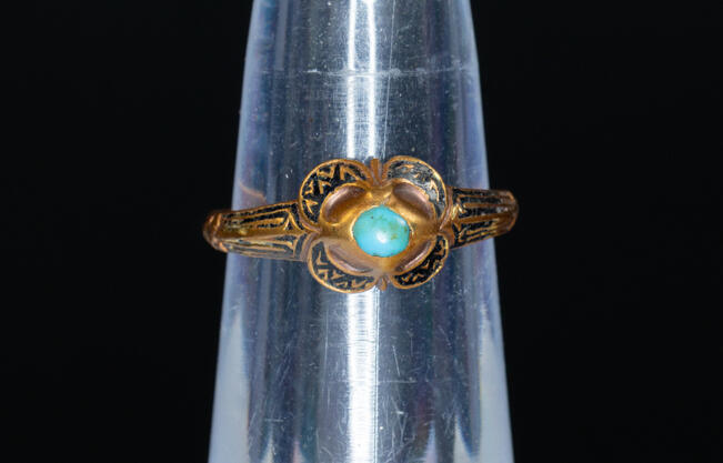 Kaarina Maununtyttären kultasormuksessa on musta emalointi ja turkoosi. 
 
