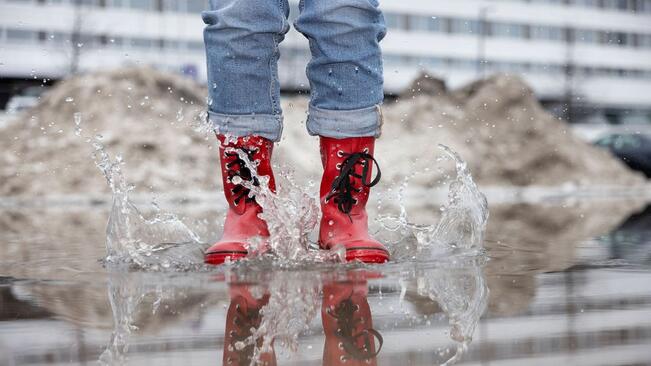 Kaupunkitulvat yllättävät yhä useammin sulamis- ja jäätymisjaksoissa ja rankkasateissa. Samalla kaupunkien tiiviimpi rakentaminen lisää vesitiiviitä pintoja ja kaupunkitulvien riski kasvaa.