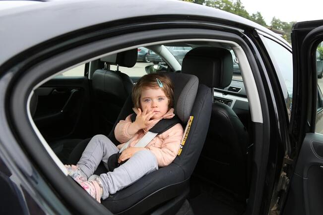 Pieni lapsi istuu turvallisimmin selkä menosuuntaan asennetussa turvaistuimessa.
