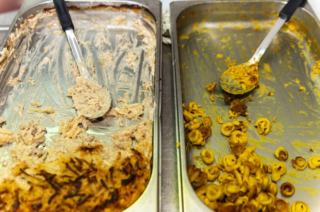 Digitaalisen alustan avulla asiakas voi nähdä reaaliaikaisesti, mistä ruokaa on saatavilla ja varata noutoajan tai paikan yhteisruokailuun.