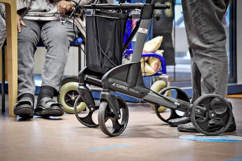 Kirjoittajan mielestä bussissa ei huomioida rollaattorilla liikkuvia.