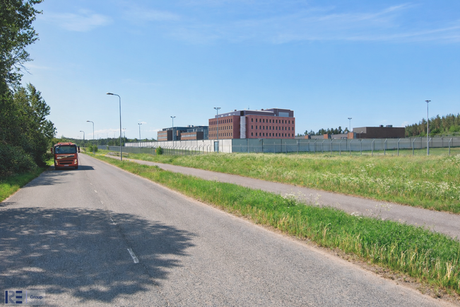 Etualalla oikealla uusi lisärakennus, sen vieressä kaksi jo olemassa olevaa sellirakennusta.  
