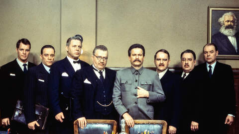 Sodan ja rauhan miehet. Ilmari Saarelainen (Nykoppin roolissa), Aulis Ruostekivi (Aladár Paasosen roolissa), Kullervo Kalske (Aarne-Sakari Yrjö-Koskisen roolissa), Keijo Komppa (Paasikiven roolissa), Mikko Niskanen (Stalinin roolissa), Risto Mäkelä (Molotovin roolissa), Pentti Kultala (Potemkinin roolissa) ja Jaakko Huurre (Dekanosovin roolissa).