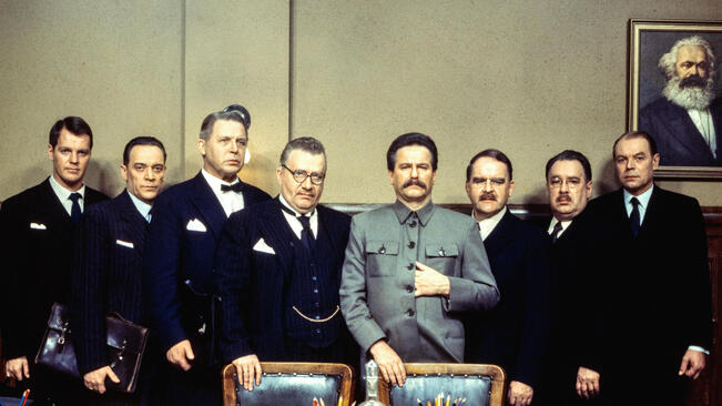 Sodan ja rauhan miehet. Ilmari Saarelainen (Nykoppin roolissa), Aulis Ruostekivi (Aladár Paasosen roolissa), Kullervo Kalske (Aarne-Sakari Yrjö-Koskisen roolissa), Keijo Komppa (Paasikiven roolissa), Mikko Niskanen (Stalinin roolissa), Risto Mäkelä (Molotovin roolissa), Pentti Kultala (Potemkinin roolissa) ja Jaakko Huurre (Dekanosovin roolissa).