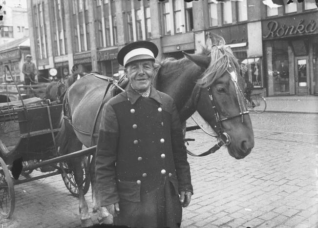 Vuokra-ajuri Eerikinkadulla Kauppatorin laidalla 1940-luvun alussa. Lasinegatiivi 6x9 cm. TS12201. Turun Sanomat, Turun kaupunginmuseo.