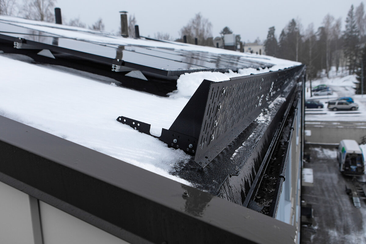 Keskikokoisen omakotitalon katolta kulkee vuoden aikana ränneihin yli 100 000 litraa sade- ja sulamisvesiä.