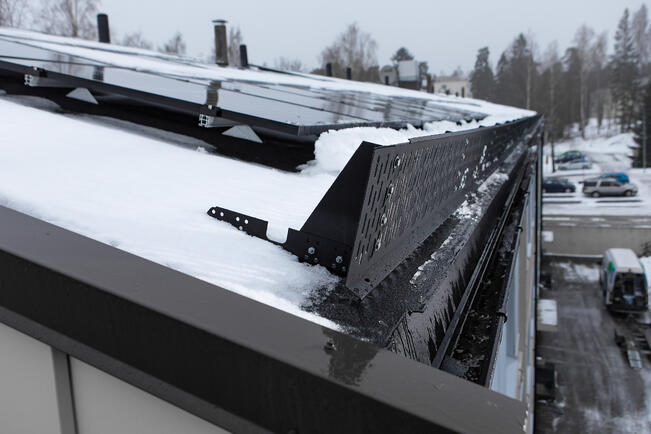 Keskikokoisen omakotitalon katolta kulkee vuoden aikana ränneihin yli 100 000 litraa sade- ja sulamisvesiä.