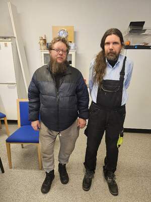   - Huumori kukkii ja aika kuluu, kuvailee vapaaehtoistyöntekijä Teijo Kylätalon meininkiä. Oikealla yhdistyksen toiminnanjohtaja Pauli Pärkinen.