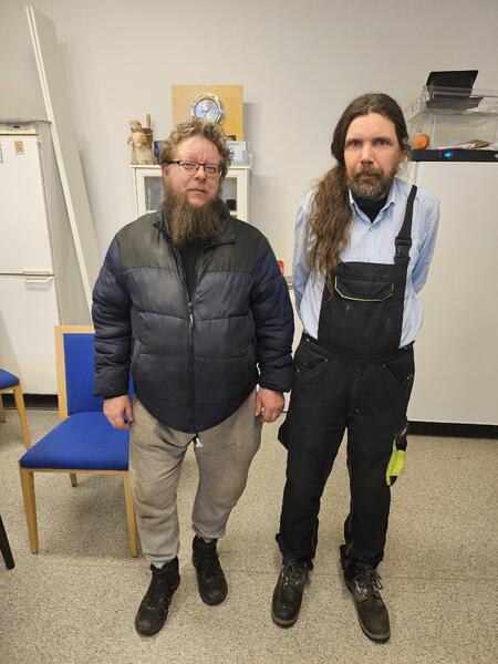   - Huumori kukkii ja aika kuluu, kuvailee vapaaehtoistyöntekijä Teijo Kylätalon meininkiä. Oikealla yhdistyksen toiminnanjohtaja Pauli Pärkinen.