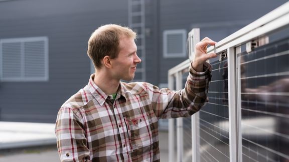 Tutkija Sami Jouttijärven mukaan aurinkosähkön itse käytetyn osuuden maksimointi kotitalouksissa on kriittisen tärkeää.
