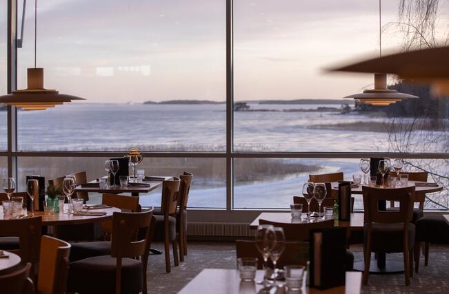 Ravintolatila sijaitsee aivan Ruissalon rantaviivan yläpuolella. 

