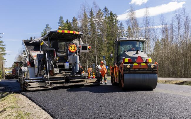 Varsinais-Suomessa ja Satakunnassa päällystetään tänä kesänä teitä noin 230 kilometrin matkalla.