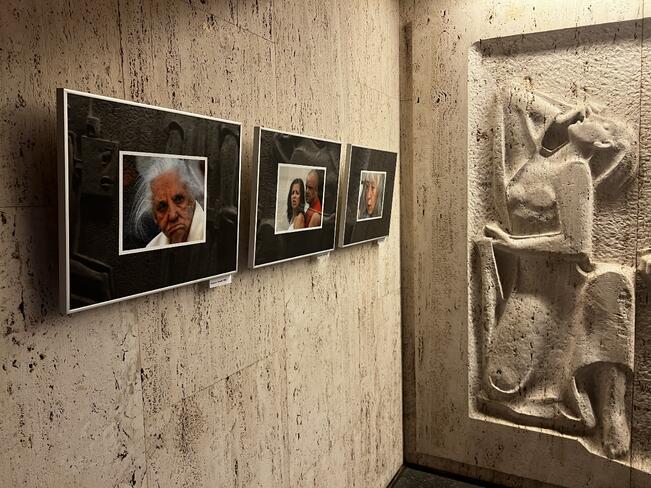 Näyttely koostuu henkilökuvista vuosilta 1989–2025. 