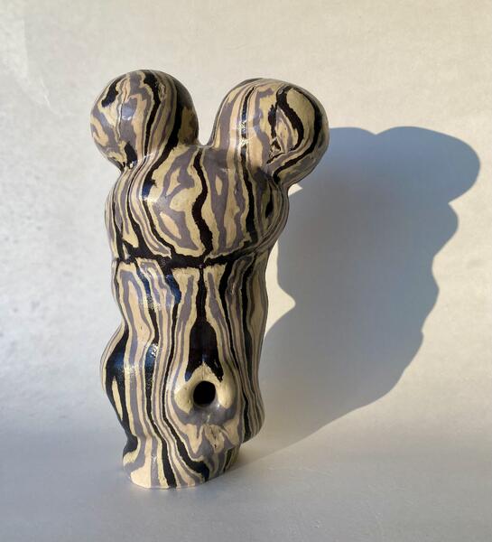 Milla Vainion pigmenteillä värjätystä savesta tehtyjä keramiikkateoksia on esillä Galleria Jäniksessä.