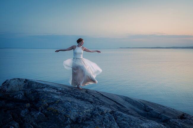 Tanssi toivolle. Kuva Minna Pinolan valokuvanäyttelystä Toivon äärellä.