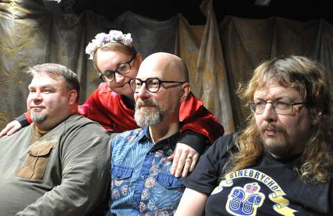 Pintaremontissa nähdään elämänkumppania kuumeisesti etsivä Sami (Jari Vihervirta, vas.), Pintaremontti-bloggari ja onnellisen elämän asiantuntija Sini (Mona Ahola), kolme lapsen yksinhuoltajana tasapainoileva Samin ystävä Markus (Juha-Petri Salmi) sekä muistisairaita vanhempiaan rakkauden ja riittämättömyyden ristipaineessa hoitava Samin toinen ystävä Pesonen (Juha Nordman). 

