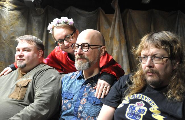 Pintaremontissa nähdään elämänkumppania kuumeisesti etsivä Sami (Jari Vihervirta, vas.), Pintaremontti-bloggari ja onnellisen elämän asiantuntija Sini (Mona Ahola), kolme lapsen yksinhuoltajana tasapainoileva Samin ystävä Markus (Juha-Petri Salmi) sekä muistisairaita vanhempiaan rakkauden ja riittämättömyyden ristipaineessa hoitava Samin toinen ystävä Pesonen (Juha Nordman).