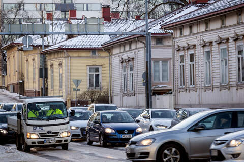 Kirjoittajan mielestä auto on keskustassakin monelle välttämätön.