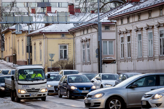 Kirjoittajan mielestä auto on keskustassakin monelle välttämätön.