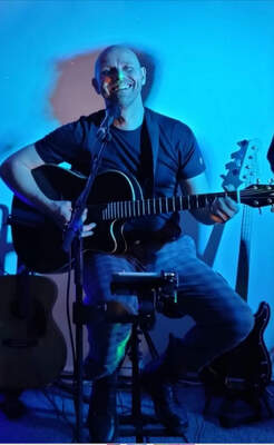 Kim Sjöholm on pitänyt nimestään, vaikka joskus ulkomailla häntä onkin luultu naiseksi. – Eikä siitäkään ole ollut itselleni harmia, että Pohjois-Korean johtajat ovat Kimejä, Sjöholm nauraa.