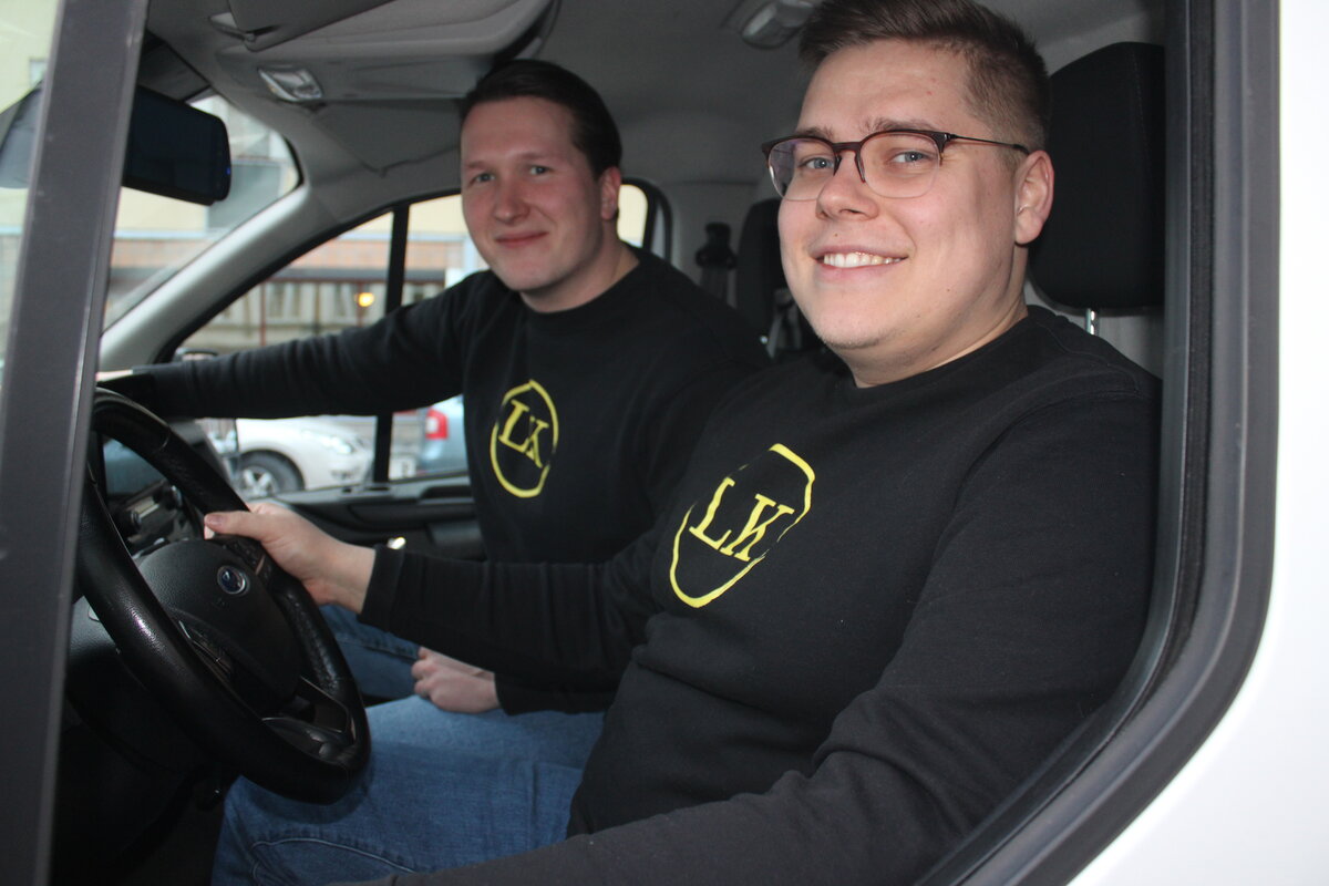 Teemu Kalliokuja ja ratissa istuva Eetu Hakala kertovat, että yritysleasing on ehdottomasti kasvava markkina.