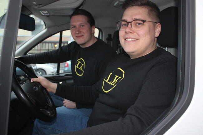 Teemu Kalliokuja ja ratissa istuva Eetu Hakala kertovat, että yritysleasing  on ehdottomasti kasvava markkina.