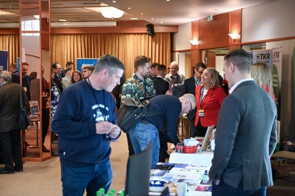 Meriverkostot-tapahtuman iltapäivässä päästään verkostoitumaan messuilla. Kuva on viime vuoden tapahtumasta. 
