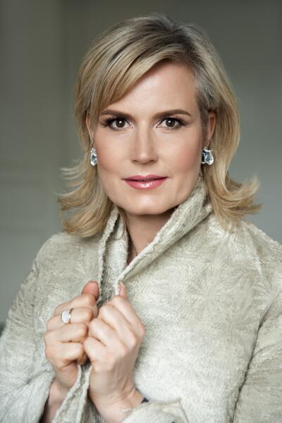 Camilla Nylund on Mirjam Helin -kilpailun 2027 tuomariston puheenjohtaja.  
