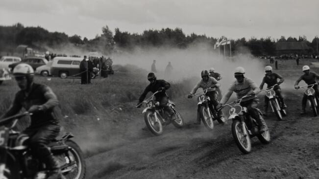 Turun Moottorikerhon Jaakko Lehmuskoski (2) vauhdissa motocrossin SM-osakilpailussa Turun Artukaisissa vuonna 1964.
