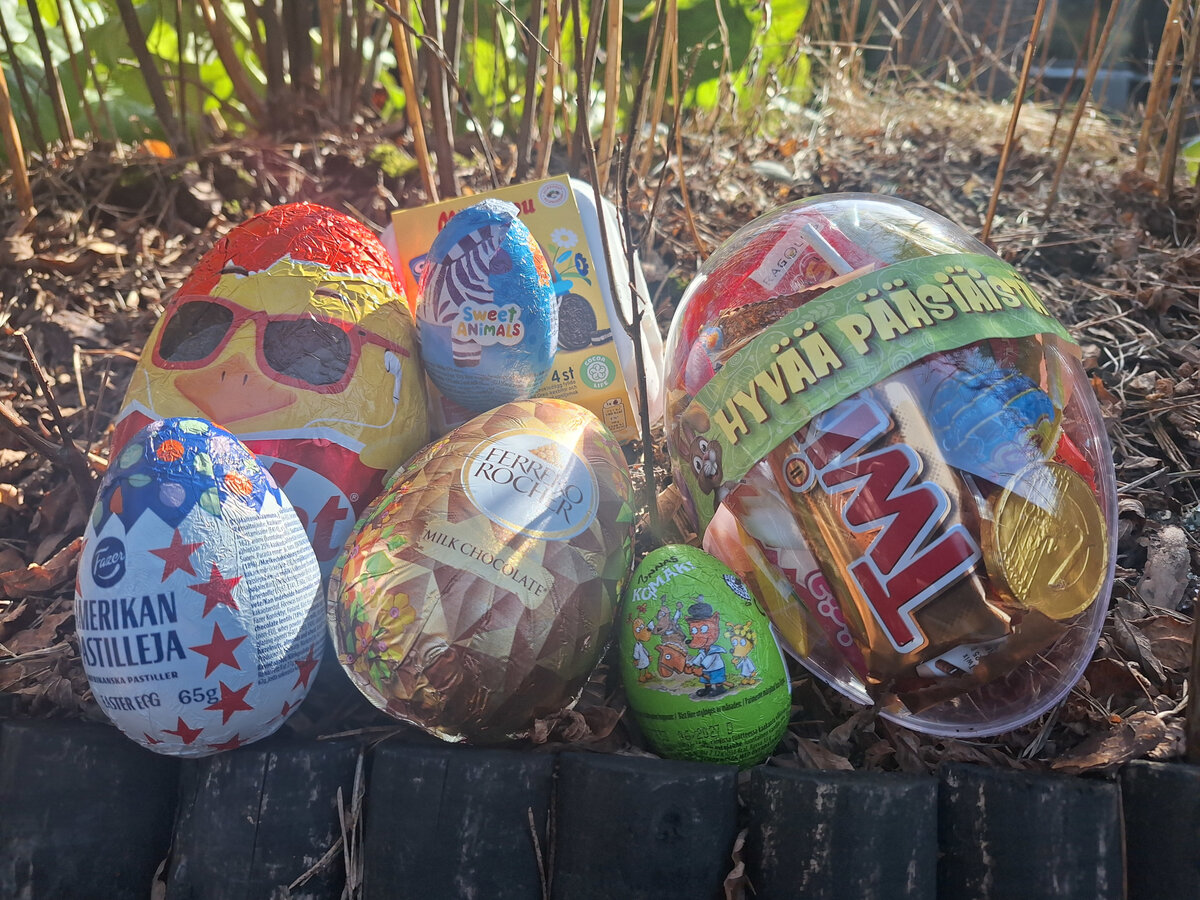 Pääsiäismunien valikoima on tänäkin vuonna tutun kirjava.