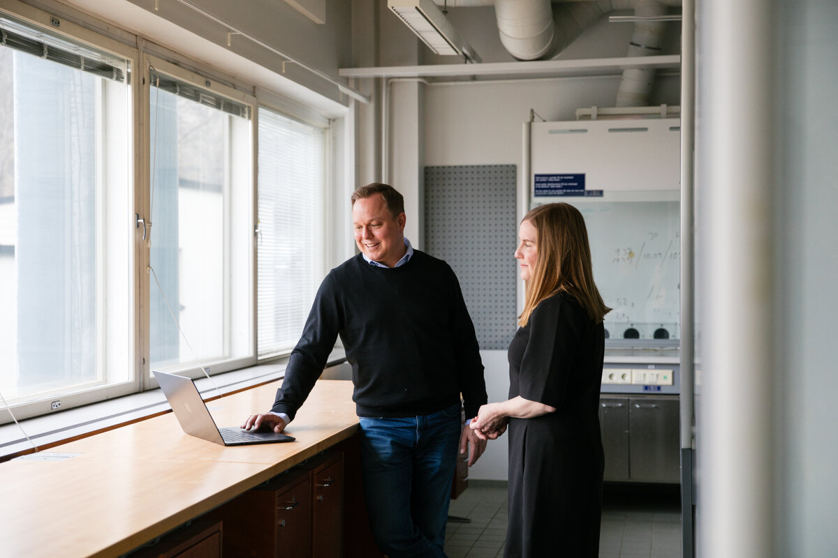 Jussi Pyysalo ja Linda Fröberg-Niemi Axelian laboratoriossa.
