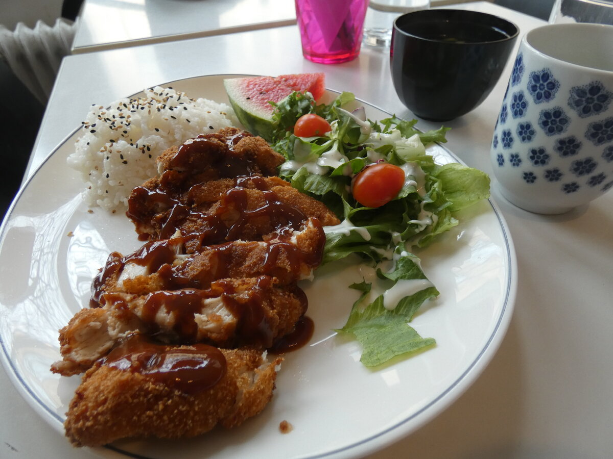 Kana Tonkatsu on ruokalaji, jossa yhdistyvät rapeaksi leivitetty kananpojan pihvi (tonkatsu) ja paksu, mausteinen curryliemi sekä aromaattinen riisi ja salaatti. 