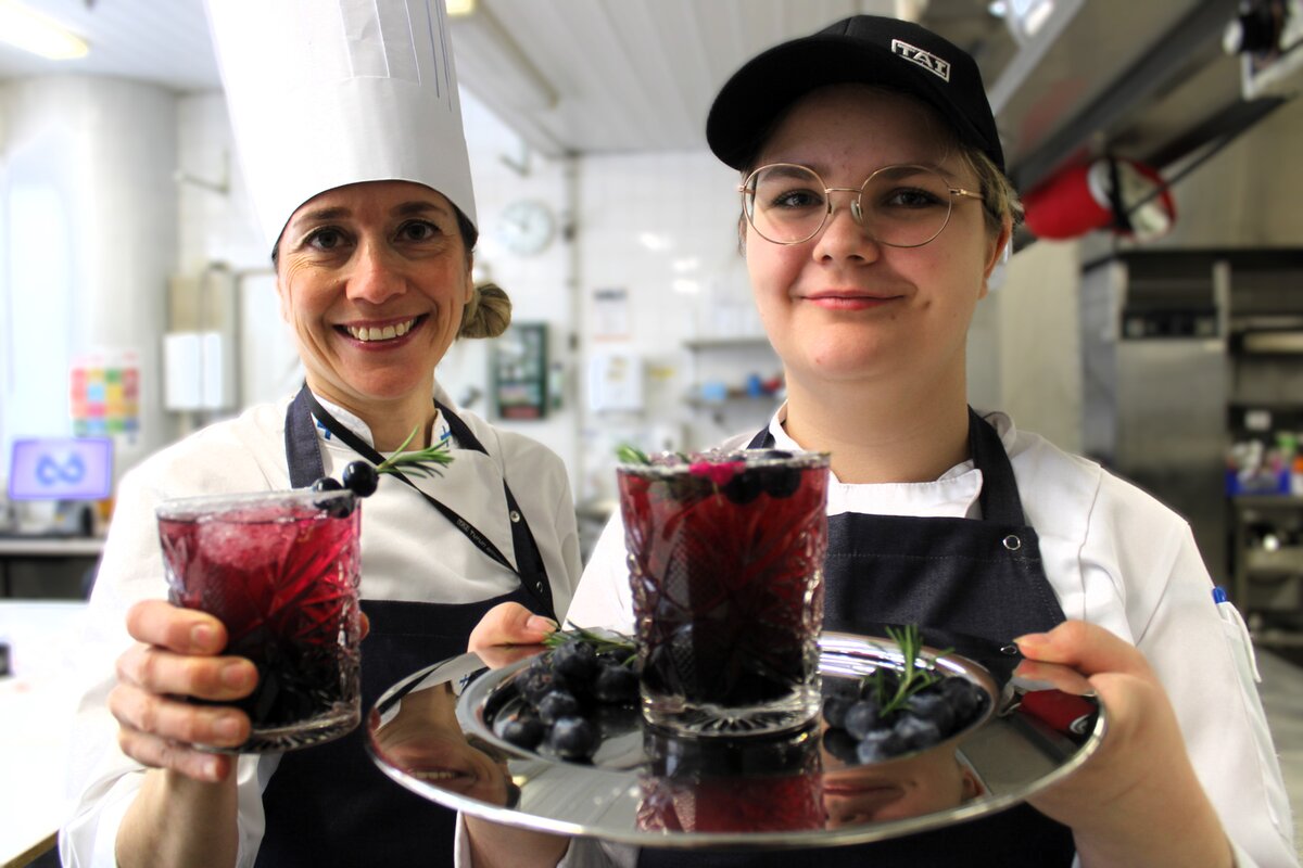 Sari Joronen (vas.) ja Matilda Wilén tarjoavat ranskalaisille mustikkaisen Bilberry Dream-alkujuoman. 