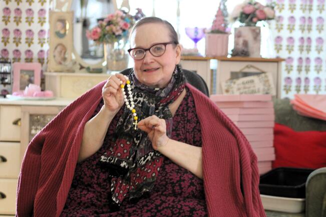 Terhi Paasirinne pitää korua symbolisesti tärkeänä, sillä se tuo turvaa hyvillä ja huonoilla hetkillä. 