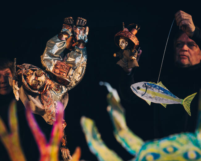 Idea kirjan toteuttamisesta esitykseksi virisi pitkän linjan nukketeatteritaiteilijoiden Merja Pöyhösen ja Timo Väntsin kesken.