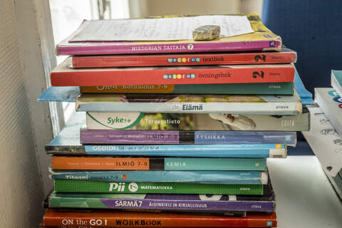 Läksyistä on haittaa, arvioi kirjoittaja.