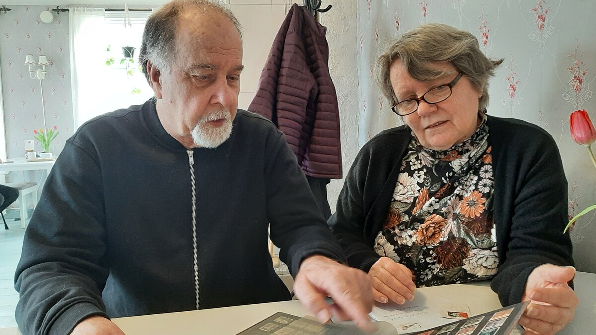 Jouko ja Eva Silkkaa kiinnostavat postikortit, postimerkit ja esinekeräily.