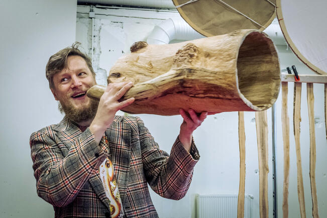 Eero Savela on verrannut musiikin syntymistä kaatuneeseen puuhun, joka jää paikalleen mutta alkaa vähitellen muuttua osaksi maata ympärillään.