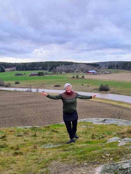 Luonto- ja eräopas Niina Heikkilä kertoo Naantalin seudun lähiluontokohteista pääkirjastossa. 
