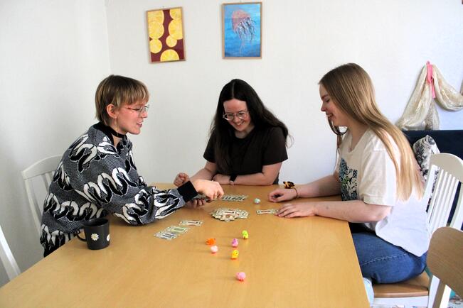 Liisa Jaatinen (vas.), Jessica Nuutila ja Vilma Kauppinen toteavat, että Casassa on ollut helppoa tutustua muihin, siellä saa olla oma itsensä ja samalla on saanut vertaistukea samassa tilanteessa olevilta.