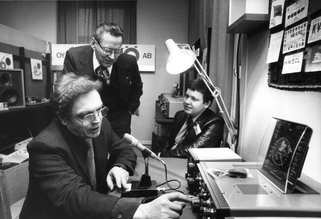 Tauno Jarvasto (kesk.) tutustui marraskuussa 1978 toiminnassa olevaan radioasemaan näyttelyssä. Sen käyttäjänä olivat yhdistyksen puheenjohtaja Rauno Blomvall ja sihteeri Stig Landen (oik.).