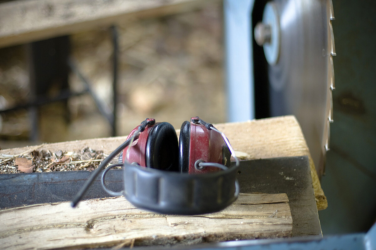 Vakavia tapaturmia sattuu etenkin puuntyöstökoneita eli esimerkiksi sirkkeliä, jiirisahaa, jyrsintä tai halkomakonetta käytettäessä.