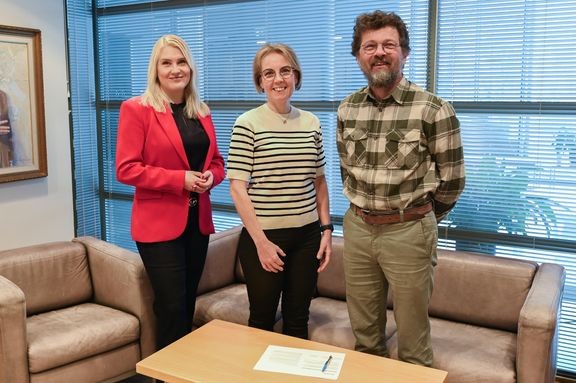 Naantalin Yrittäjien puheenjohtaja Minna Hellsten (kesk.), Rymättylän Yrittäjien puheenjohtaja Lassi Lähteenmäki (oik.) ja Naantalin kaupunginjohtaja Laura Leppänen (vas.) allekirjoittivat lupauksen 13. huhtikuuta.  