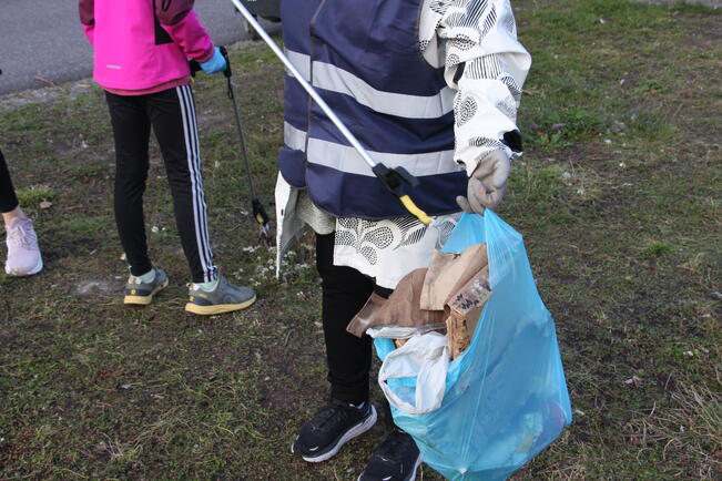 Roskien kerääminen yhdessä on ulkoilua parhaimmillaan ja palkitsevimmillaan.