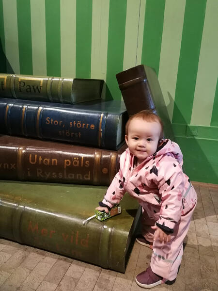 Lapsen ja kirjan kohtaaminen alkaa kotoa. Kirjojen valtavan suuri maailma avautuu vähitellen