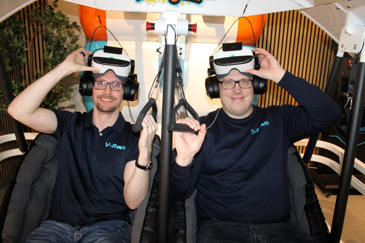 V-Roomin myymäläpäällikkö Jere Laakso (vas.) ja toimitusjohtaja Kai Routila kertovat, että samalla laitteella voi saada useampia elämyksiä. Yksi kokemus kestää noin viisi minuuttia.