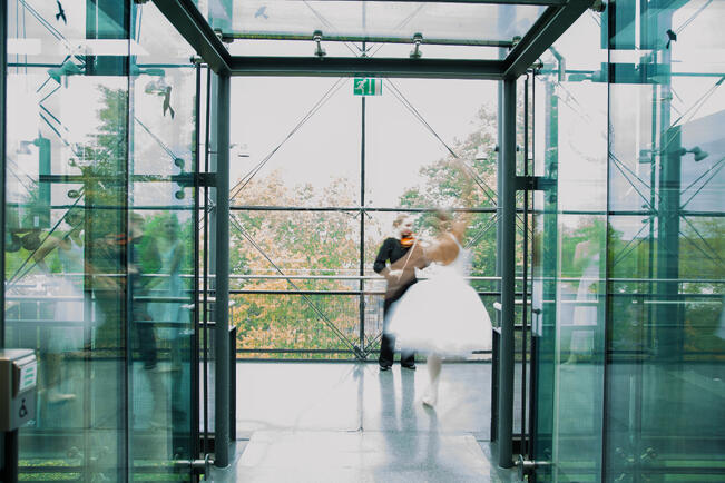 Näytöksessä esiintyy 40 nuorta taiteilijaa.