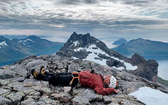 Eräopaskouluttaja, kuvataideopiskelija Kari Ennola kertoo retkivarusteista ja turvallisesta retkeilystä pääkirjastossa.  
