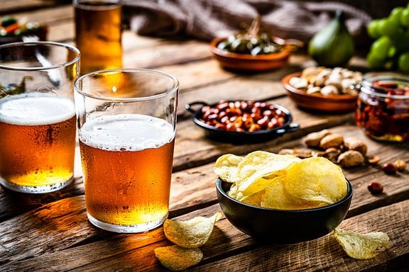 Huhtikuusta lähtien osassa Alkon myymälöitä voi ostaa pientä suolaista. 